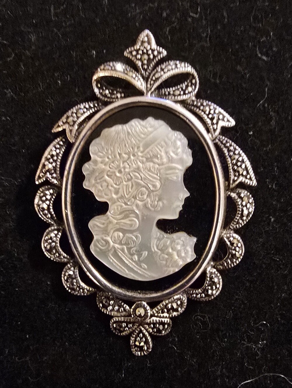 Vintage Sterling Silver 925 Mother of Pearl & Onyx Cameo Brooch Marcasite Accent